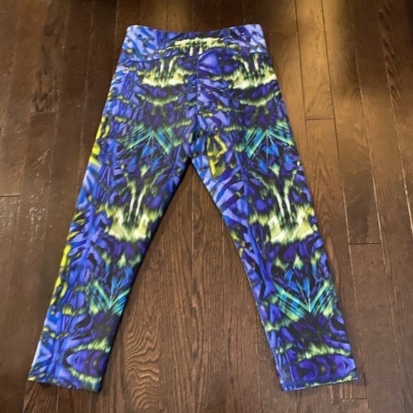 😍2/$20 Fabletics Sz S Define PowerHold® Mid-Rise Capri Electric Zebra Print - Picture 3 of 7